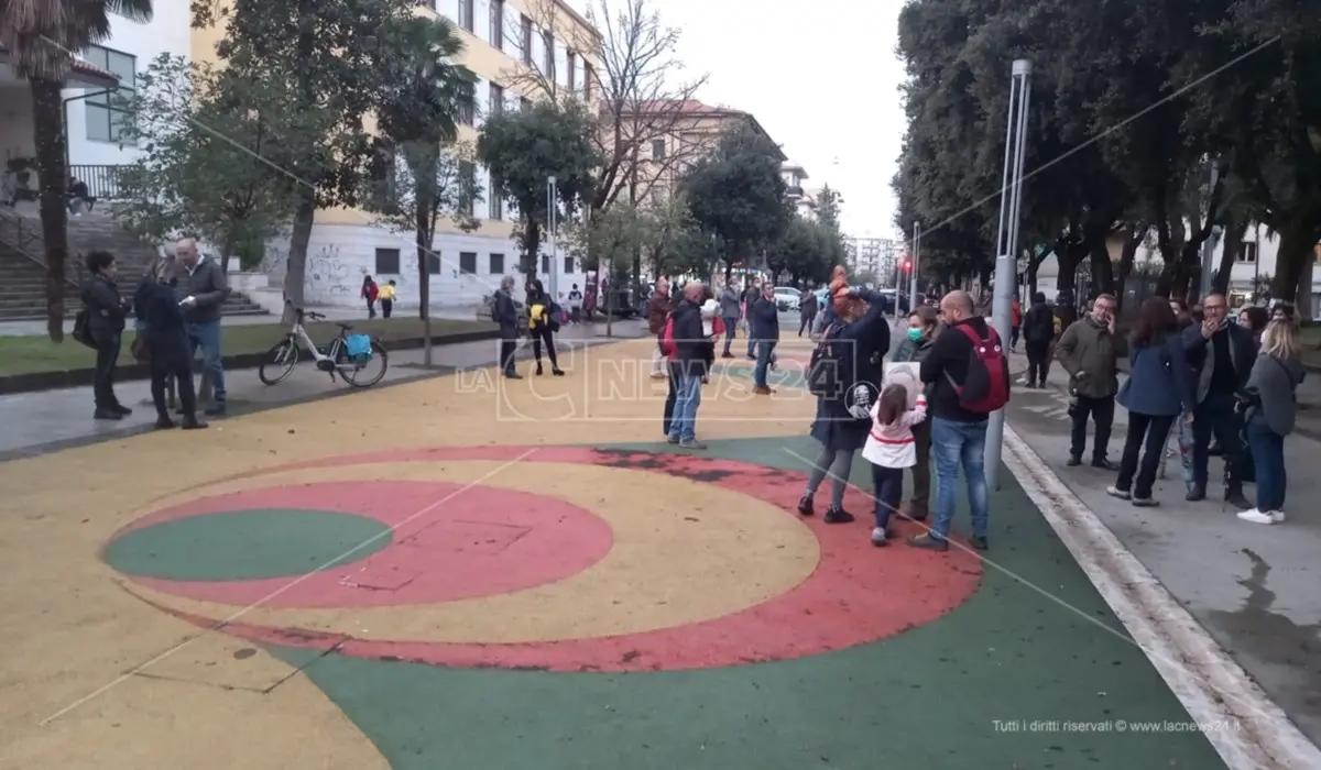 Cosenza, sit-in di protesta sull’isola pedonale di Via Roma: «No alla riapertura al traffico»