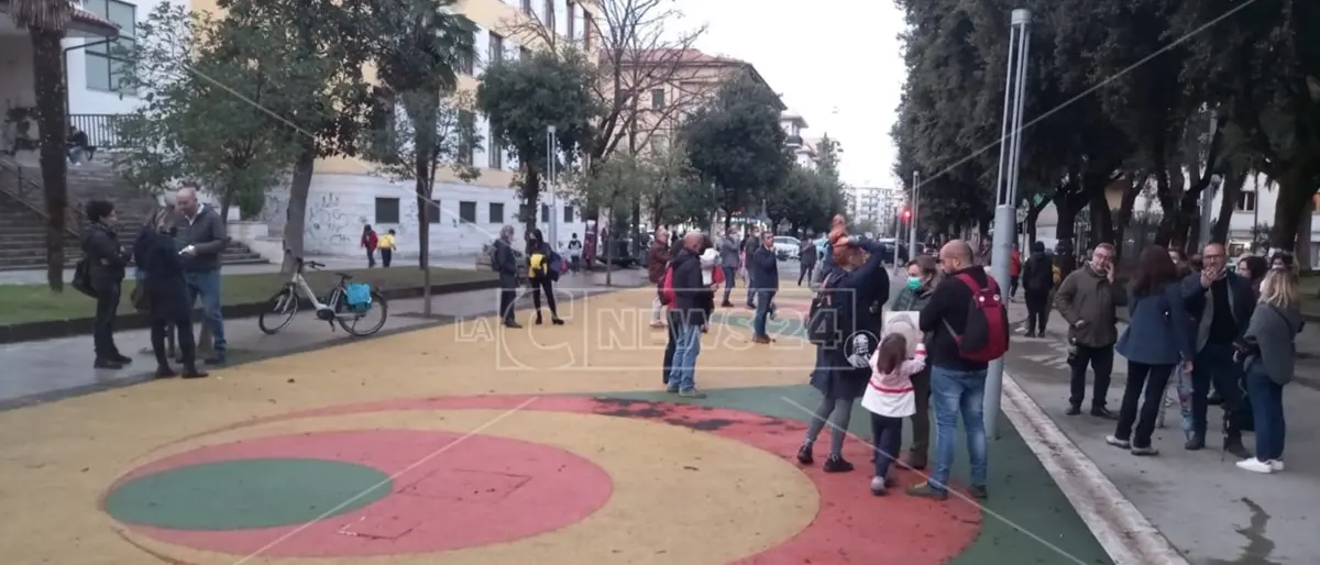 Cosenza, sit-in di protesta sull’isola pedonale di Via Roma: «No alla riapertura al traffico»