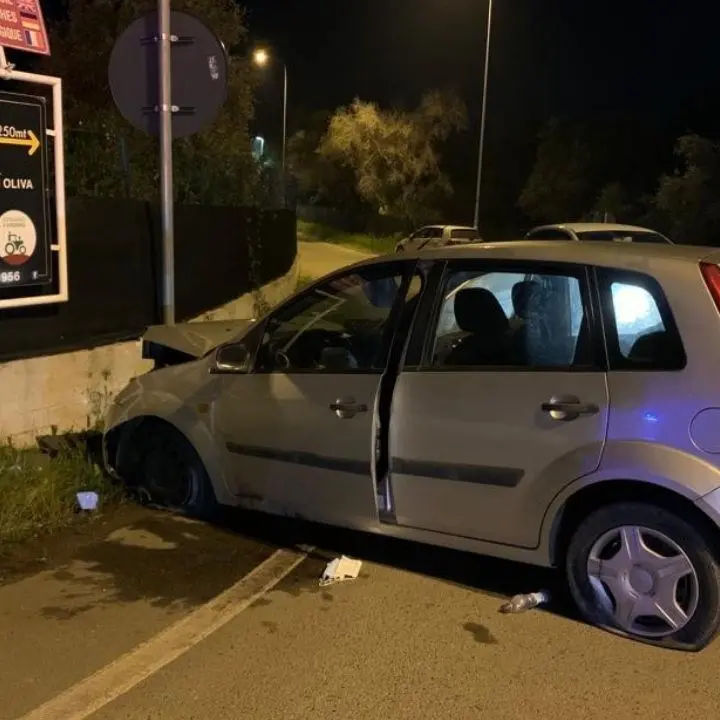 Incidente sulla SS 106 a Corigliano Rossano, perde il controllo dell’auto e finisce fuori strada: ferito 67enne
