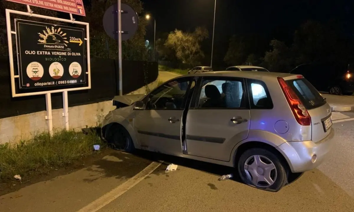 Incidente sulla SS 106 a Corigliano Rossano, perde il controllo dell’auto e finisce fuori strada: ferito 67enne