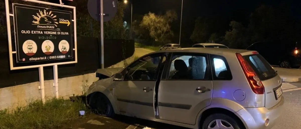 Incidente sulla SS 106 a Corigliano Rossano, perde il controllo dell’auto e finisce fuori strada: ferito 67enne