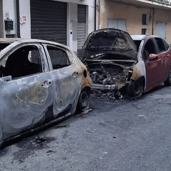 Incendio distrugge due auto a Nocera, sul posto i vigili del fuoco