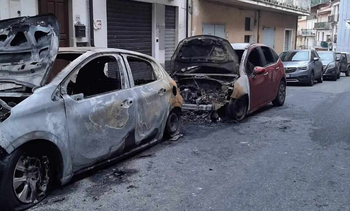 Incendio distrugge due auto a Nocera, sul posto i vigili del fuoco