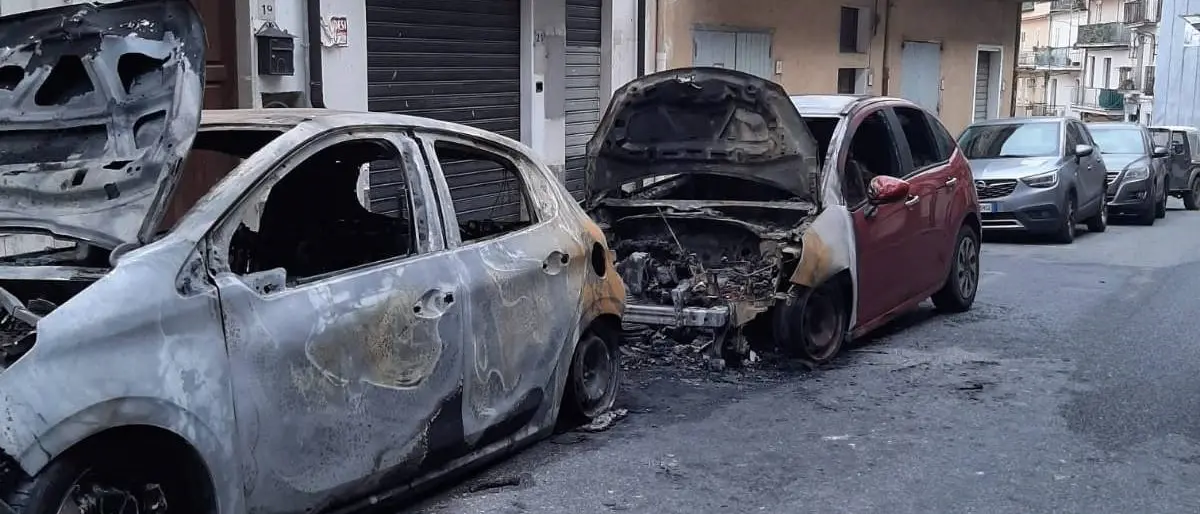 Incendio distrugge due auto a Nocera, sul posto i vigili del fuoco