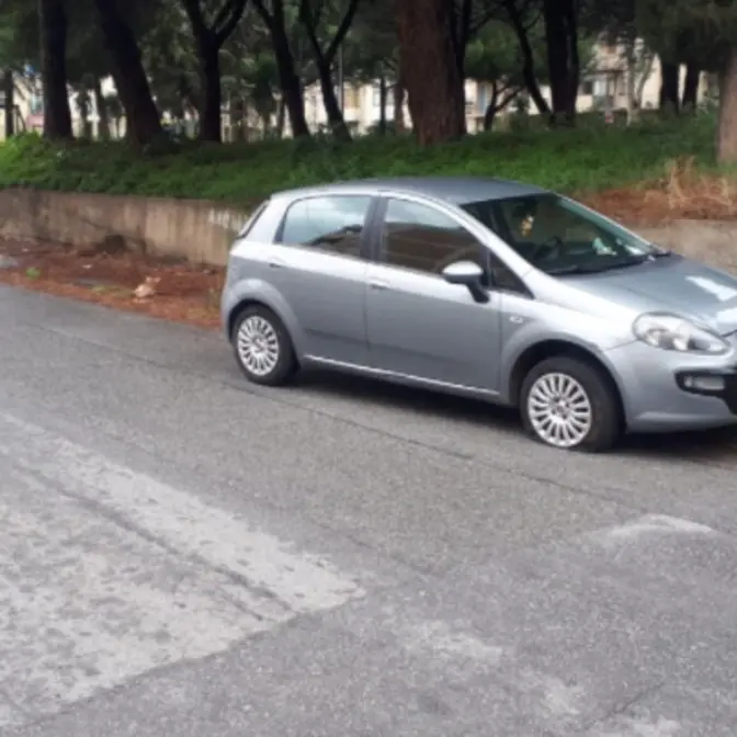 Incidente a Reggio Calabria, auto si schianta contro un palo: muore 86enne