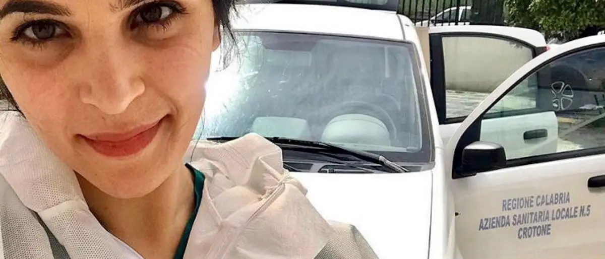 Diciassette anni, incinta e positiva al Covid: la storia di Carlotta nel libro “Oltre l’armatura”