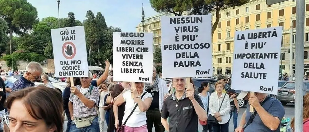 Le menzogne no vax della politica e di un giornalismo che dà voce all’oscurantismo antiscientifico