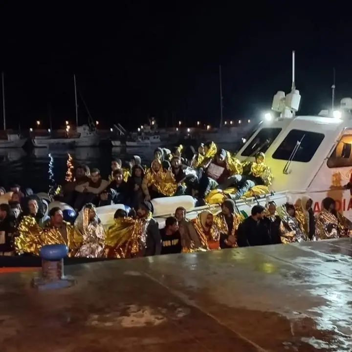 Migranti, sbarco notturno nel Reggino: sono 302 i profughi salvati tra cui donne e bambini