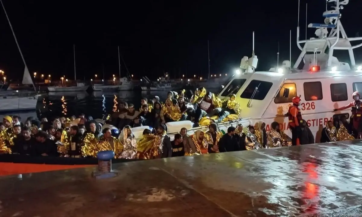 Migranti, sbarco notturno nel Reggino: sono 302 i profughi salvati tra cui donne e bambini