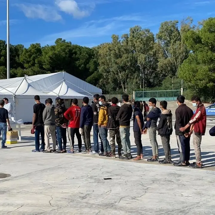 Migranti, secondo sbarco in poche ore nella Locride: soccorse 200 persone a largo di Roccella