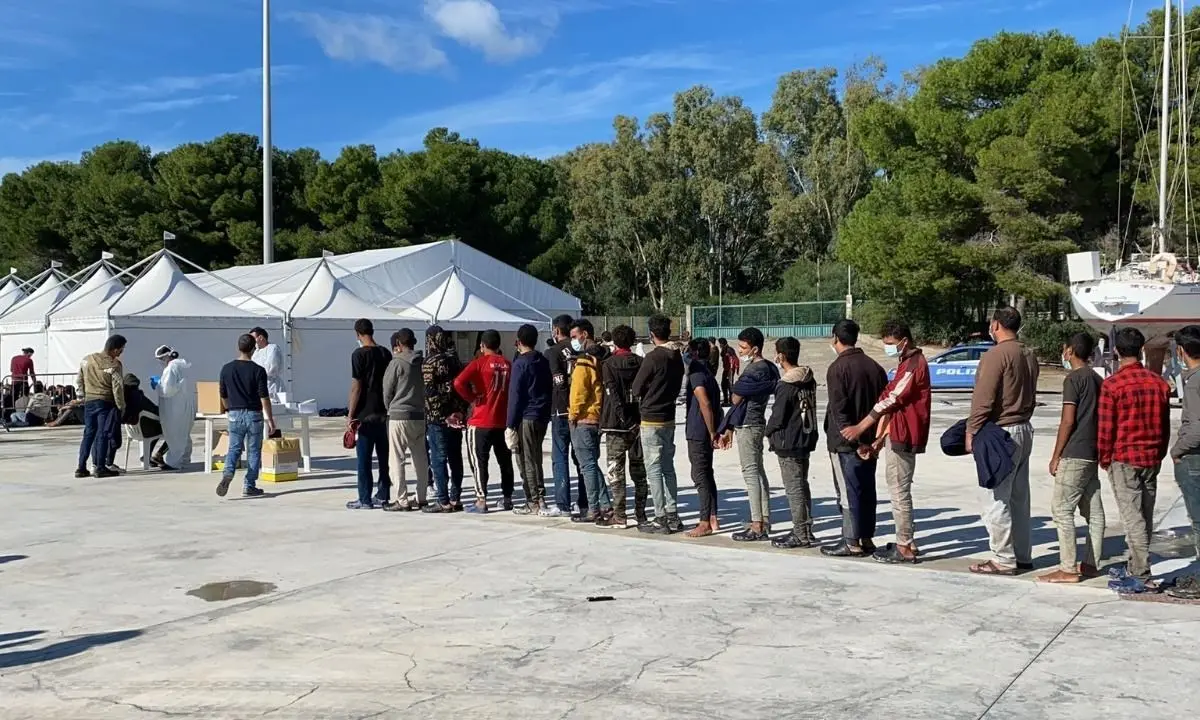 Migranti, secondo sbarco in poche ore nella Locride: soccorse 200 persone a largo di Roccella