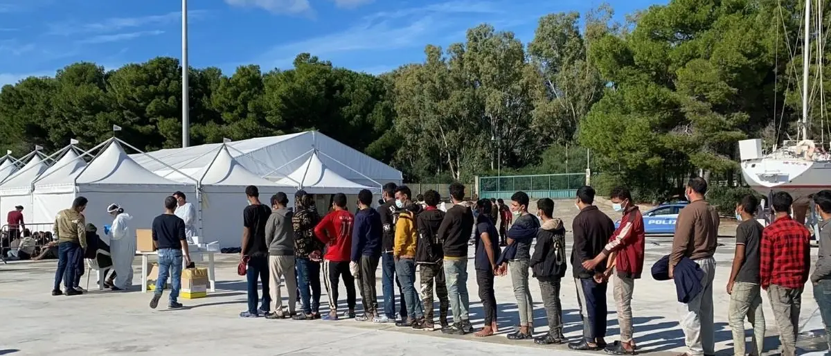 Migranti, secondo sbarco in poche ore nella Locride: soccorse 200 persone a largo di Roccella