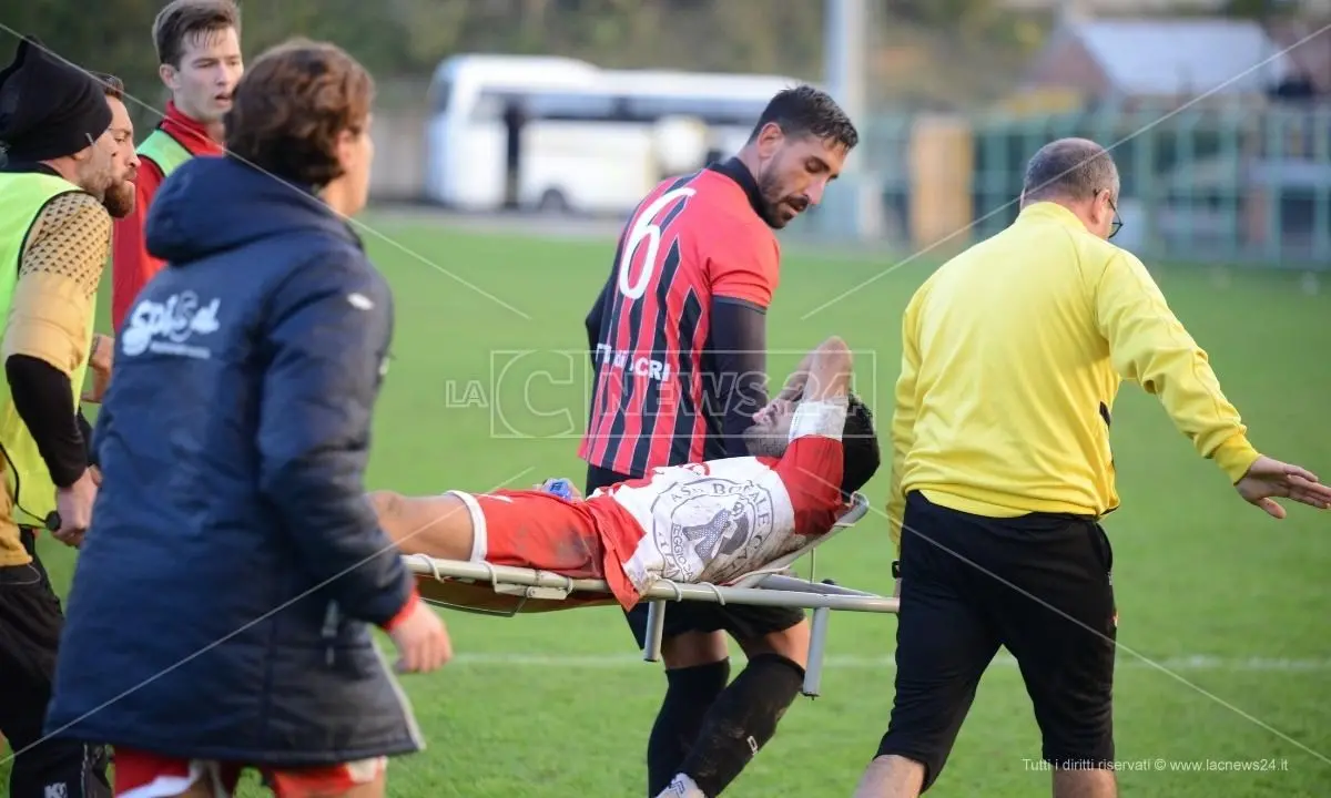 Acri, tragedia sfiorata in campo: calciatori colpiti alla testa ma l’ambulanza non c’è