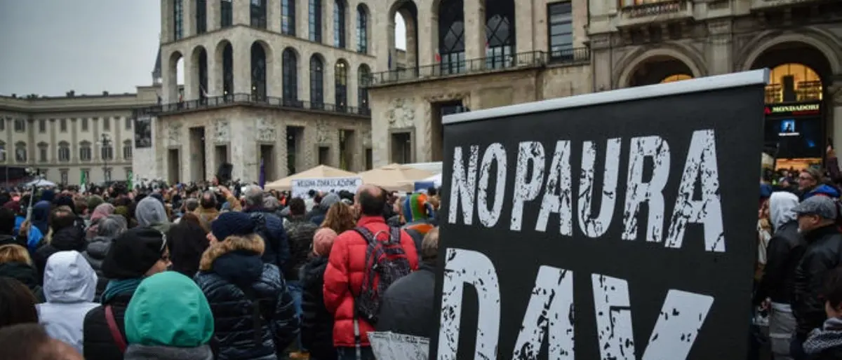 No vax, perquisizioni in tutta Italia tra gli attivisti: nel mirino della chat negazionista anche Draghi