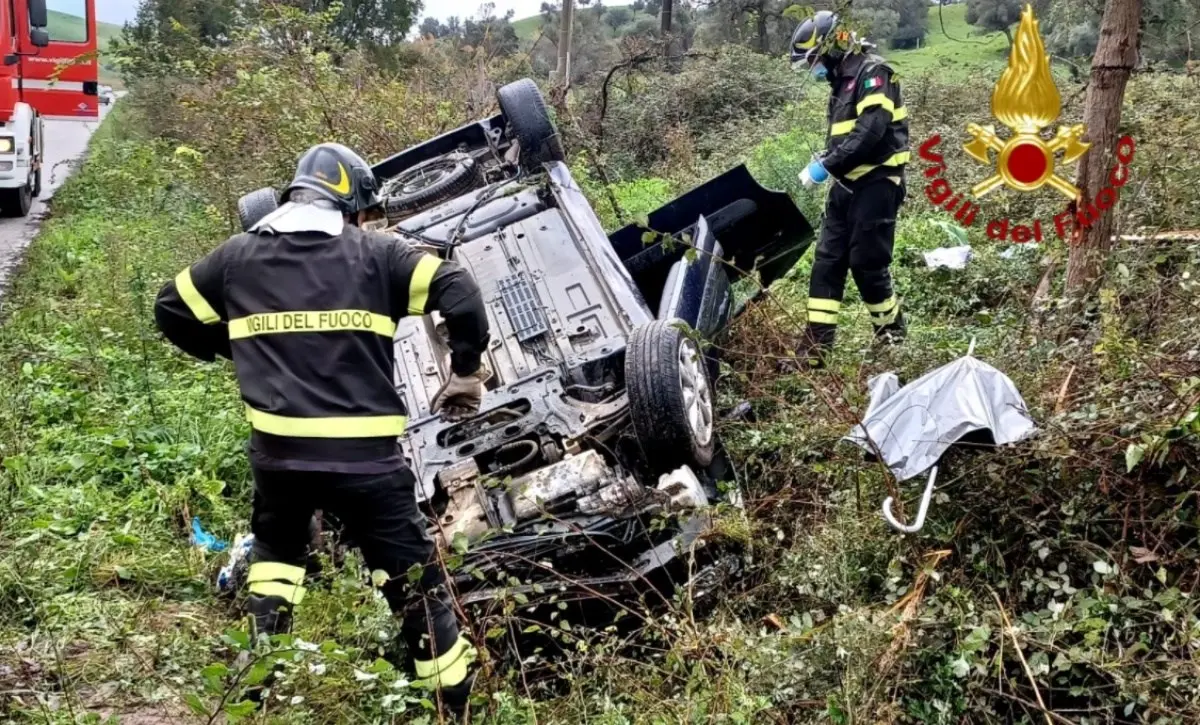 Incidente nel Crotonese, auto perde il controllo e finisce in un canale