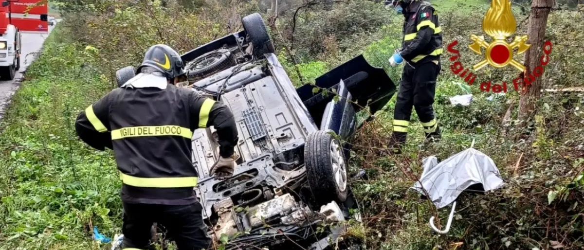 Incidente nel Crotonese, auto perde il controllo e finisce in un canale