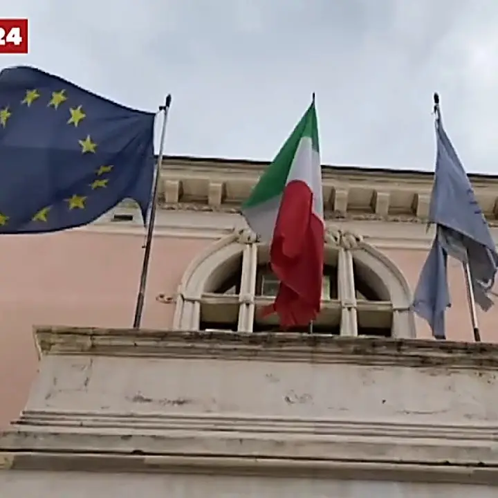 Intimidazioni a Siderno, i sindaci in piazza: «Il cammino verso la rinascita è irreversibile»