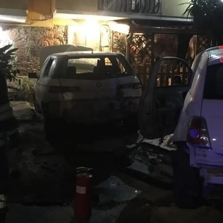 Lamezia, ordigno rudimentale distrugge alcune autovetture: indagano i carabinieri