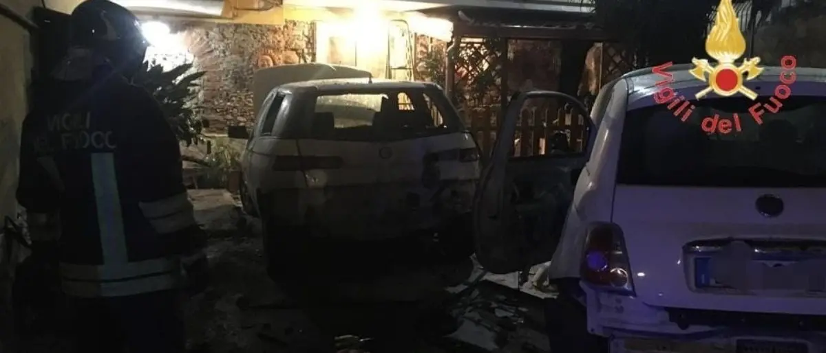 Lamezia, ordigno rudimentale distrugge alcune autovetture: indagano i carabinieri