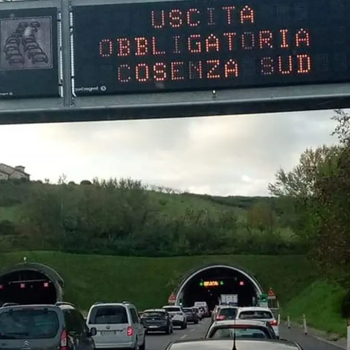 Caos in autostrada, incidente tra Cosenza e Rogliano: traffico in tilt