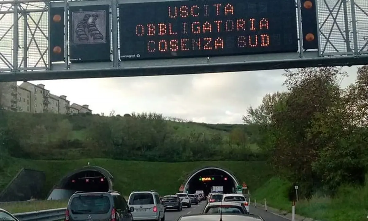 Caos in autostrada, incidente tra Cosenza e Rogliano: traffico in tilt