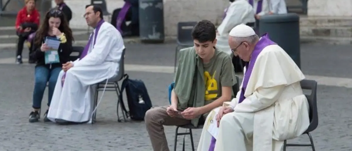 Papa Francesco è il segno della fine del nostro mondo: così sta cambiando la Chiesa portandola tra la gente