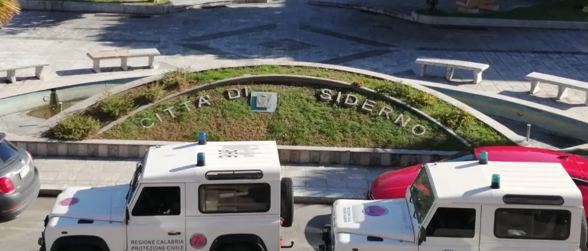 Siderno, la Regione consegna due auto al Comune per sostituire quelle date alle fiamme