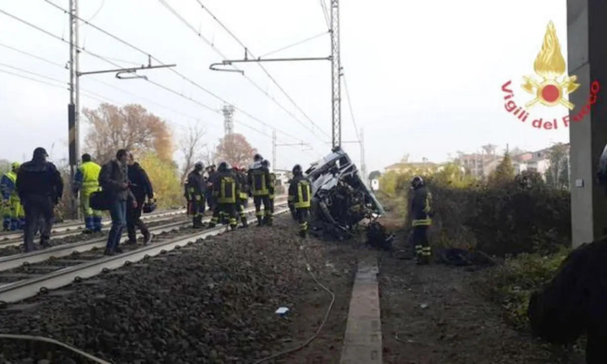 Pulmino finisce sui binari e viene travolto da un treno nel Parmense: morto un 18enne