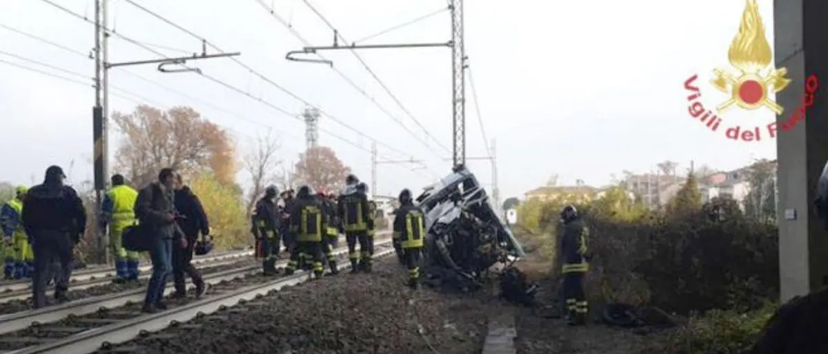 Pulmino finisce sui binari e viene travolto da un treno nel Parmense: morto un 18enne