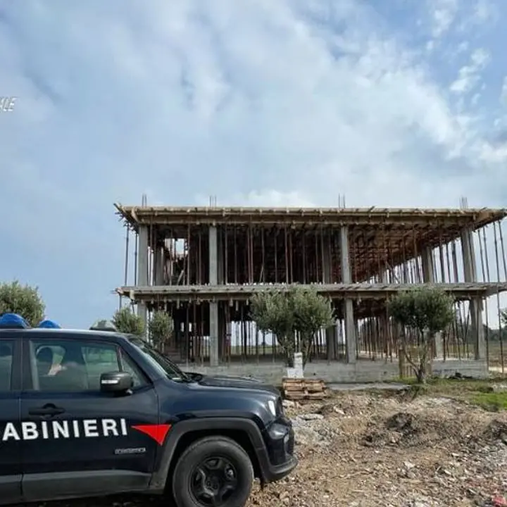 Crotone, sequestrato fabbricato abusivo: insiste in un’area a rischio sismico