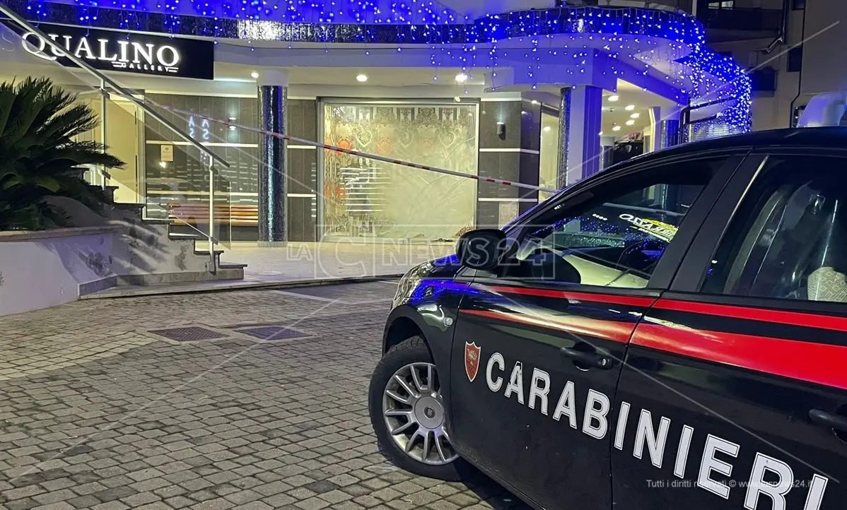 Ordigno esplode davanti a un negozio nel Cosentino: verifiche in corso