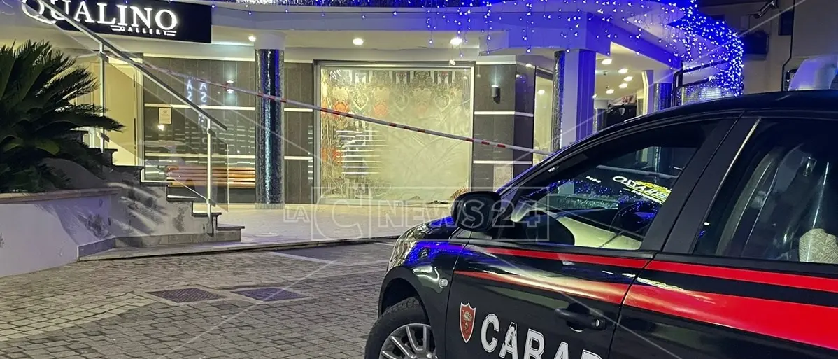 Ordigno esplode davanti a un negozio nel Cosentino: verifiche in corso