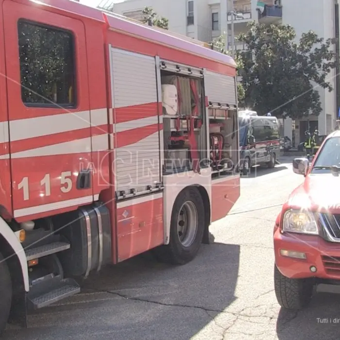 Vibo, incendio in un magazzino commerciale: fumo e fiamme minacciano le abitazioni