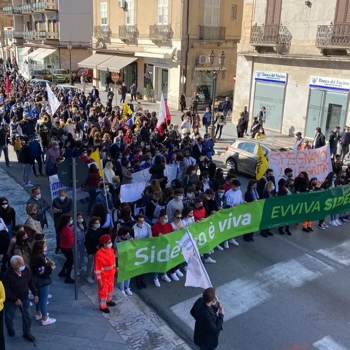 Siderno, città e istituzioni in piazza contro l’escalation criminale: «Uniti difendiamo la democrazia»