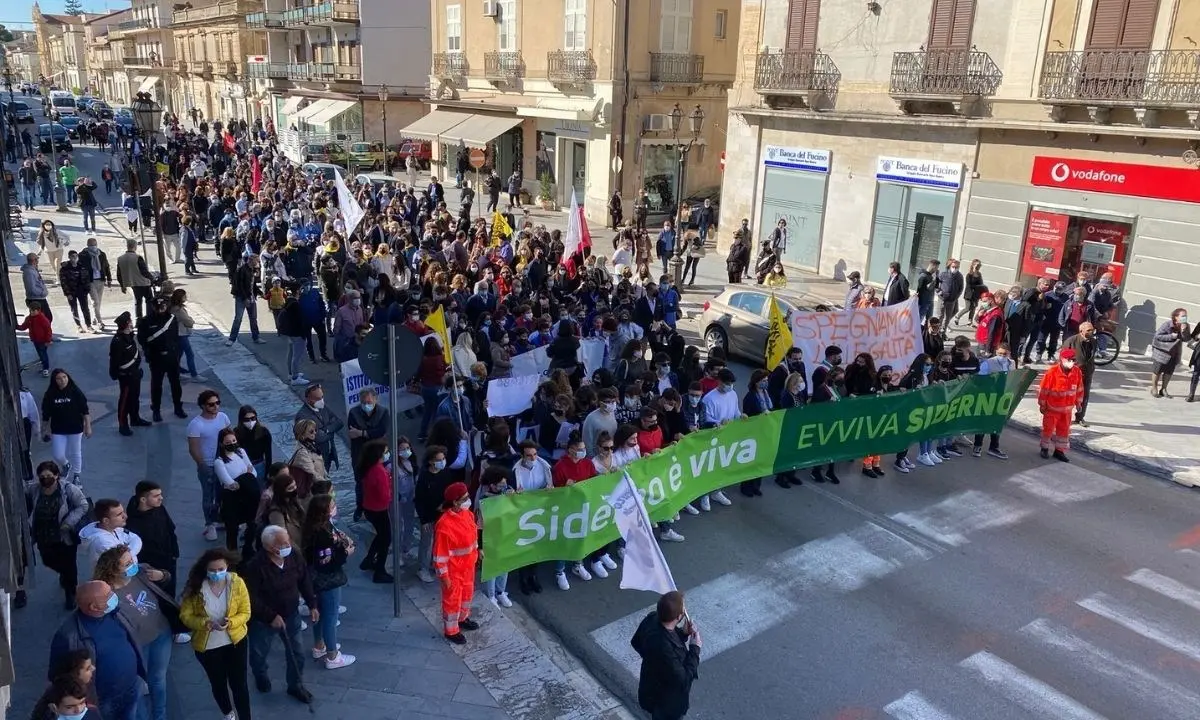 Siderno, città e istituzioni in piazza contro l’escalation criminale: «Uniti difendiamo la democrazia»