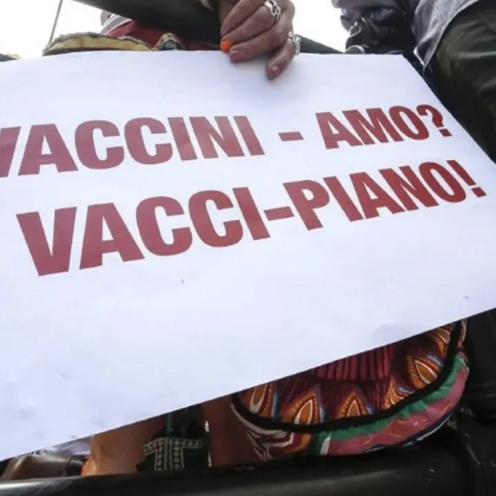 Green pass e vaccini anti-Covid, in 300 protestano a Catanzaro: tra i manifestanti anche la senatrice Granato