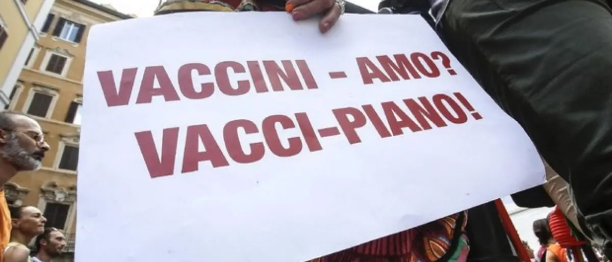 Green pass e vaccini anti-Covid, in 300 protestano a Catanzaro: tra i manifestanti anche la senatrice Granato