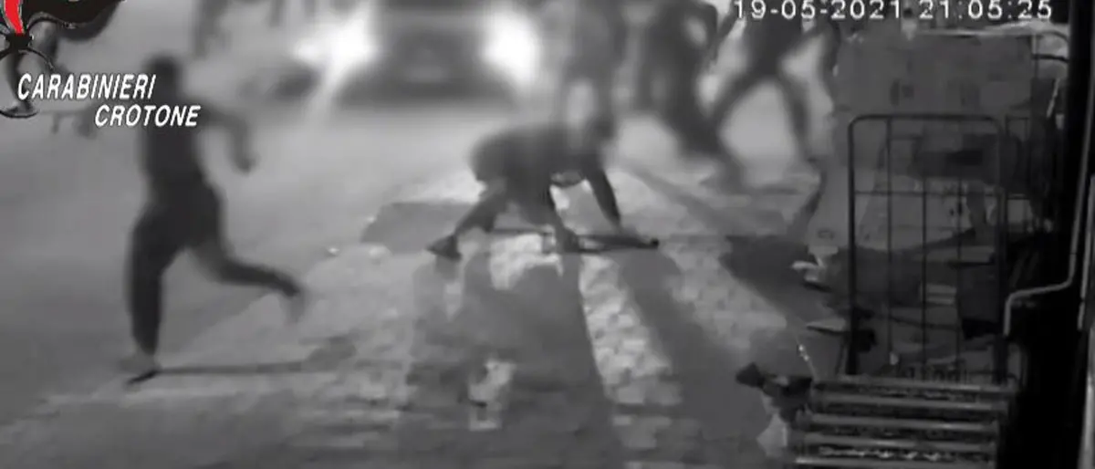 Aggredirono con mazze e tubi di ferro padre e figlio nel Crotonese, 15 condanne