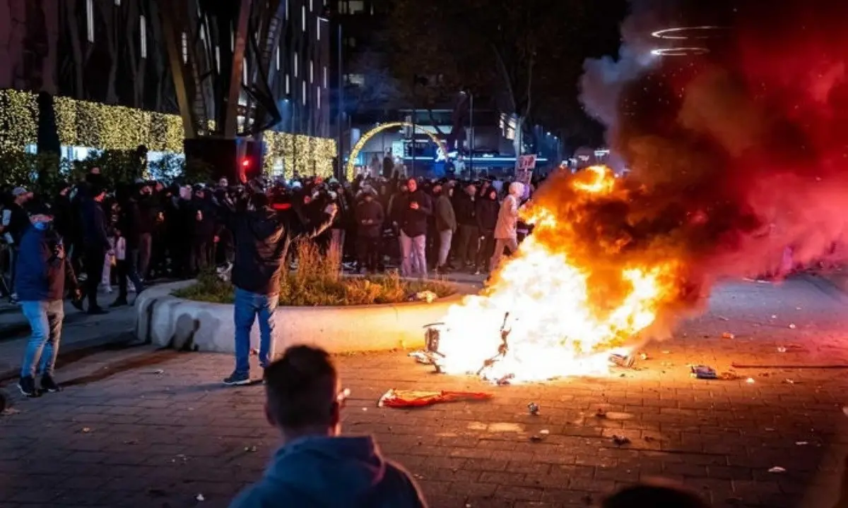 Covid, notte di rivolta anti lockdown in Olanda: scontri e proteste all’Aja e a Rotterdam