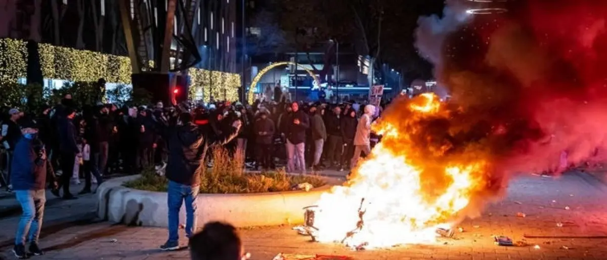 Covid, notte di rivolta anti lockdown in Olanda: scontri e proteste all’Aja e a Rotterdam