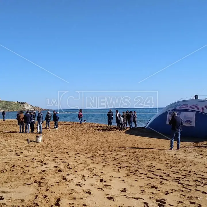 Sbarchi nel Crotonese e imbarcazioni abbandonate, il sindaco: «Entro un mese la rimozione»