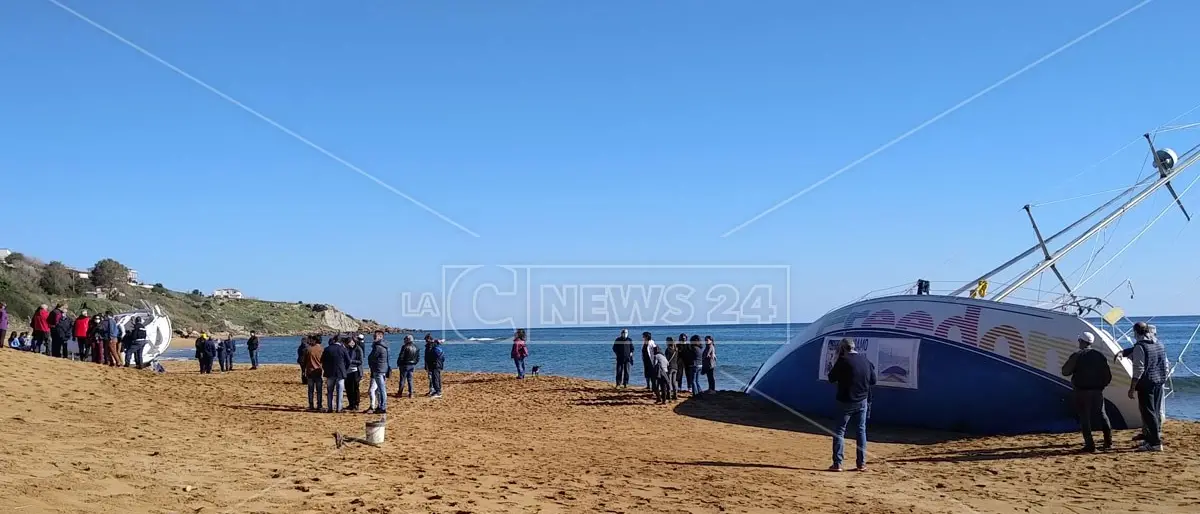 Sbarchi nel Crotonese e imbarcazioni abbandonate, il sindaco: «Entro un mese la rimozione»