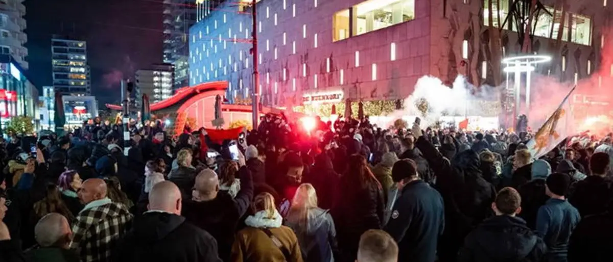 Bruxelles, 35mila no vax in piazza per protestare contro il green pass: scontri con la polizia