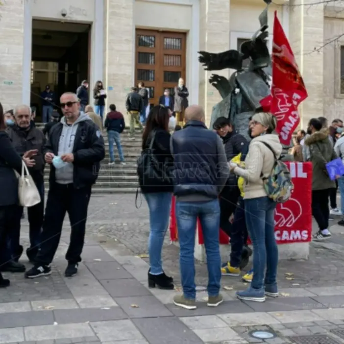 In 400 senza stipendio, a Cosenza la protesta dei dipendenti di una catena di supermercati
