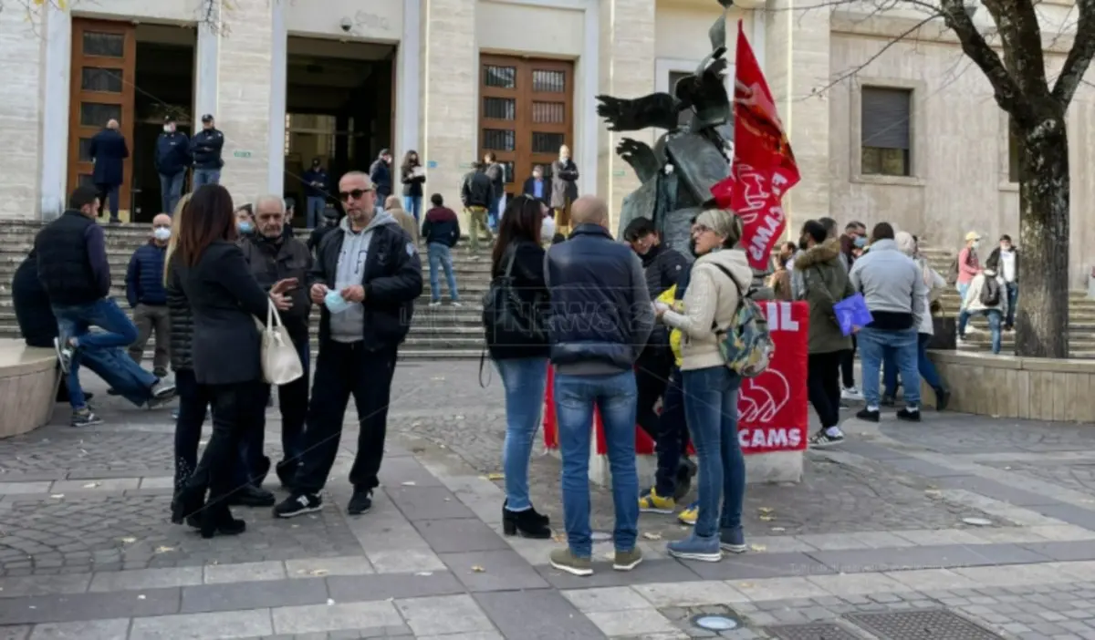 In 400 senza stipendio, a Cosenza la protesta dei dipendenti di una catena di supermercati