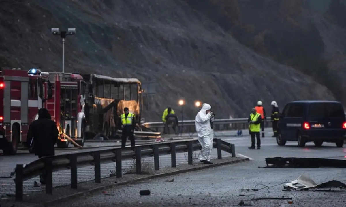 Bus si schianta e prende fuoco in Bulgaria: almeno 45 i morti, tra cui bambini