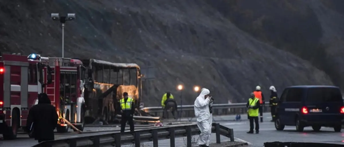 Bus si schianta e prende fuoco in Bulgaria: almeno 45 i morti, tra cui bambini