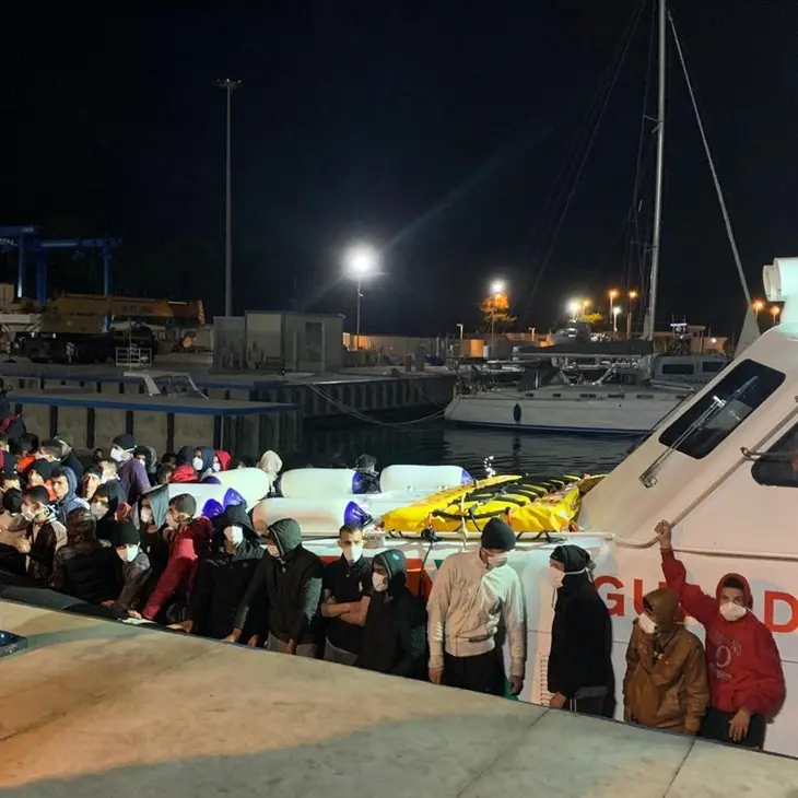 Sbarchi a Roccella, arrestati 3 presunti scafisti e 2 egiziani destinatari di provvedimento di espulsione