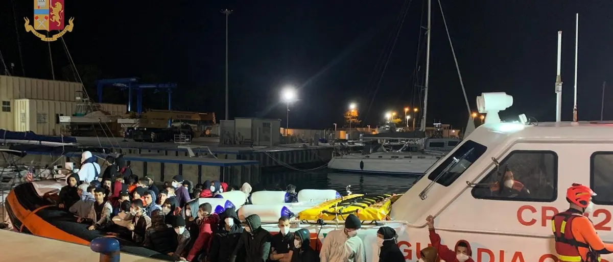 Sbarchi a Roccella, arrestati 3 presunti scafisti e 2 egiziani destinatari di provvedimento di espulsione