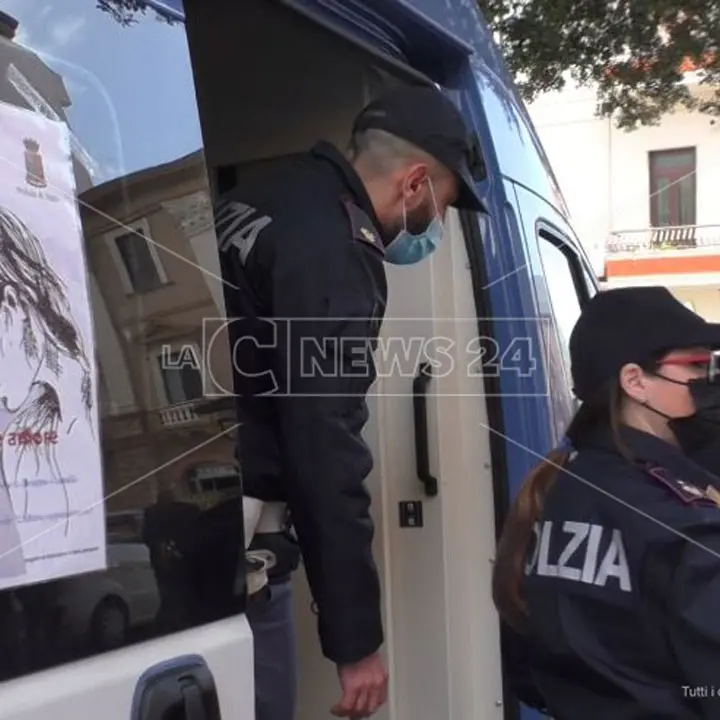 Giornata contro la violenza sulle donne, a Crotone il camper della polizia in occasione del 25 novembre